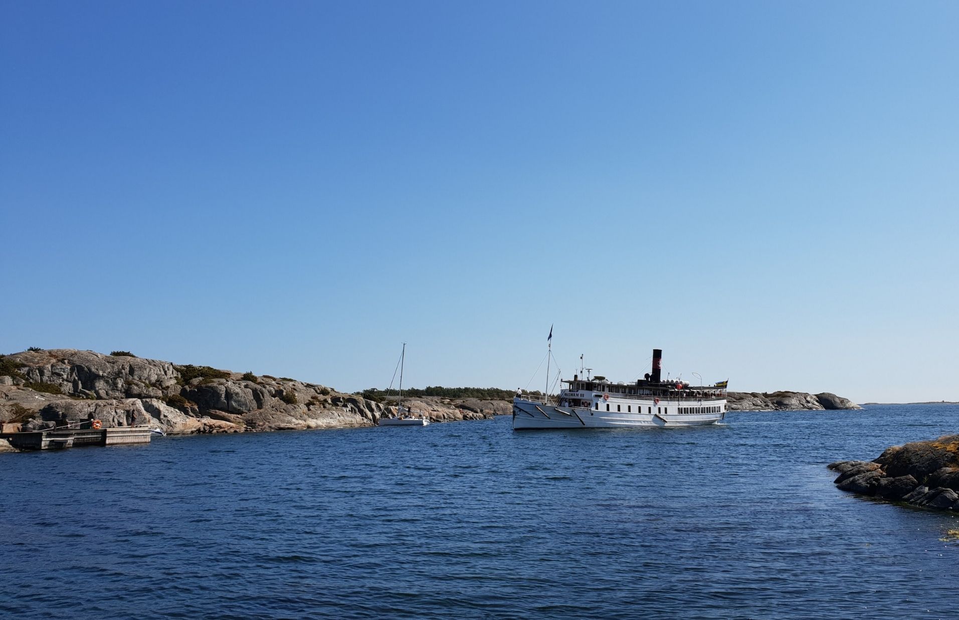 En skärgårdsbåt anländer till Bullerö i Nämdöskärgårdens naturreservat.