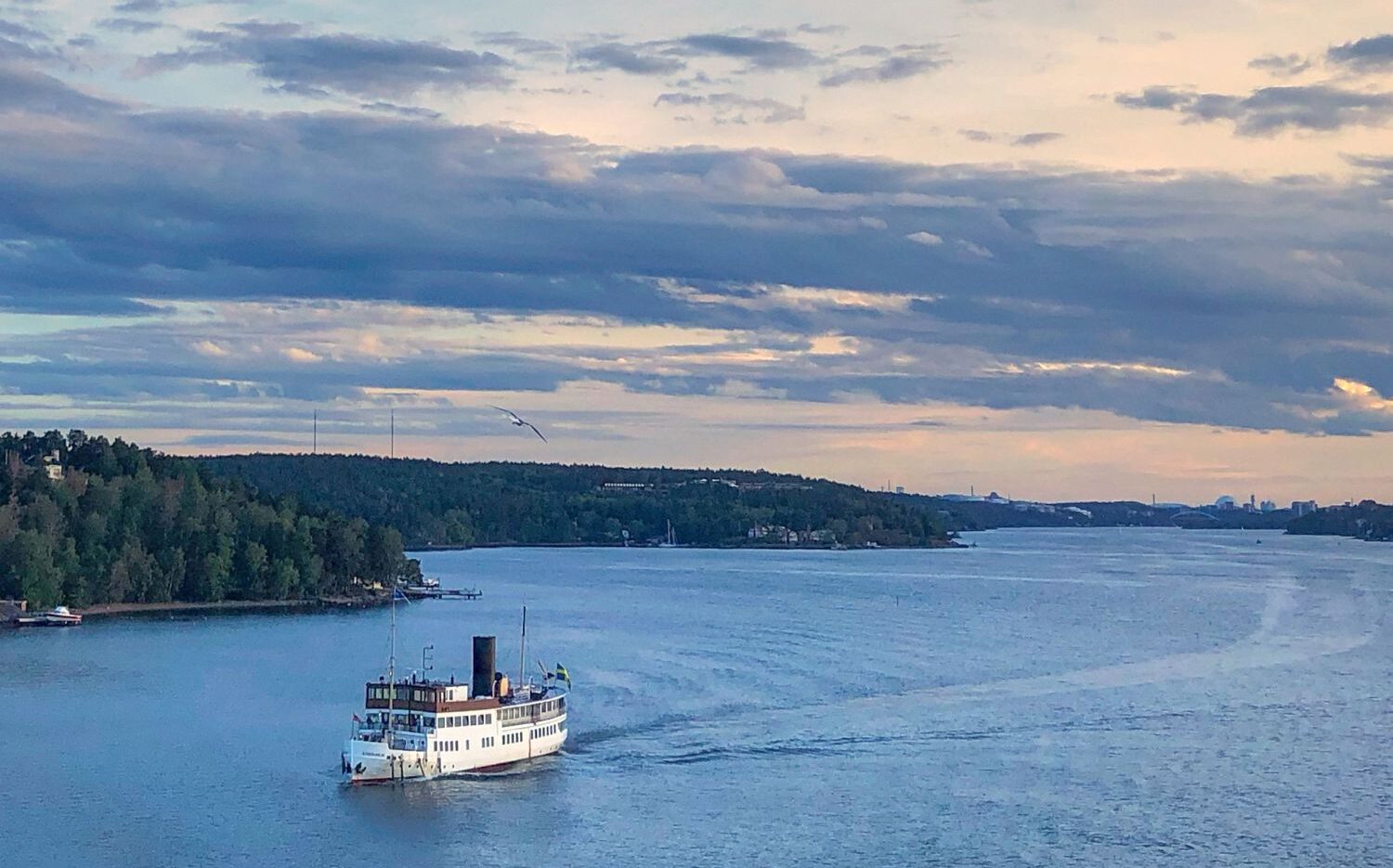 En skärgångsbåt på väg ut i Stockholms skärgård.